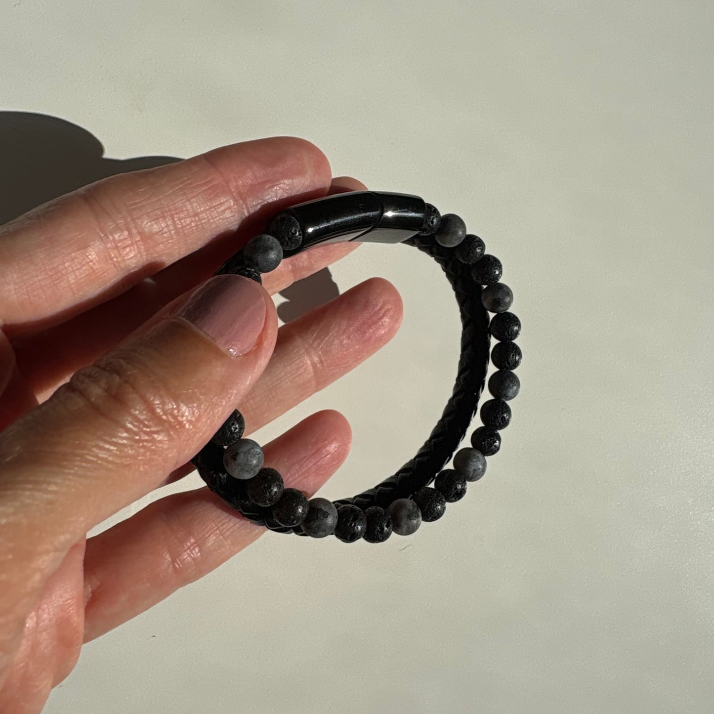 Pulsera doble de piedra lava y labradorita