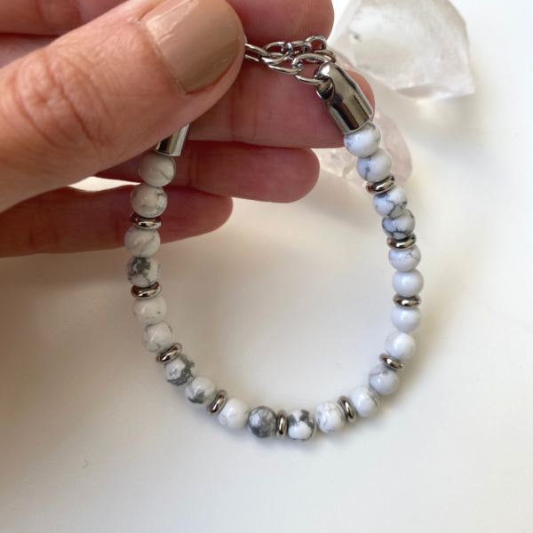 Pulseira Howlite e aço inoxidável