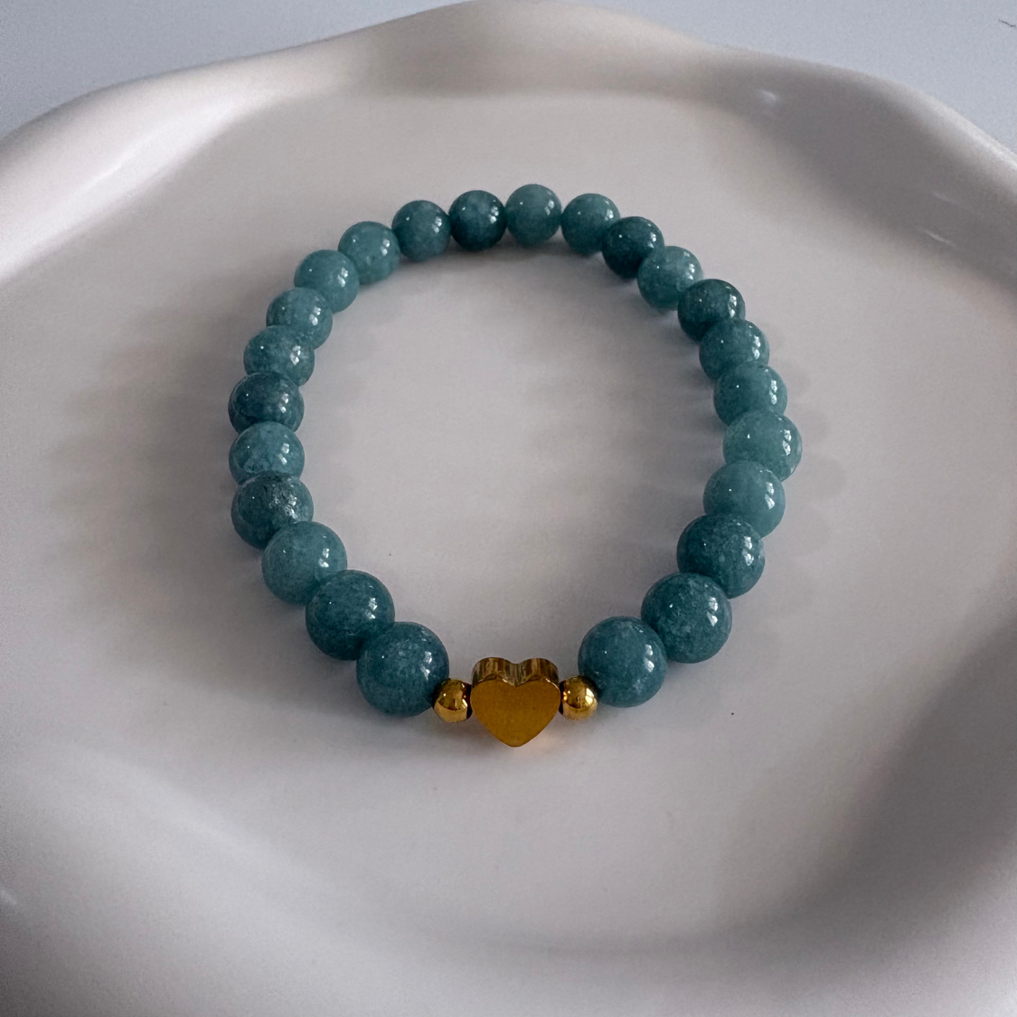 Pulsera de aguamarina con corazón dorado