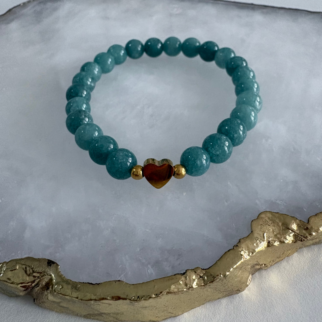 Pulsera de aguamarina con corazón dorado
