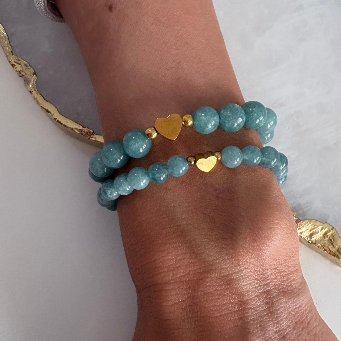 Pulsera de aguamarina con corazón dorado
