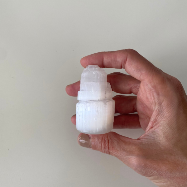 Torre de selenita natural pequeña