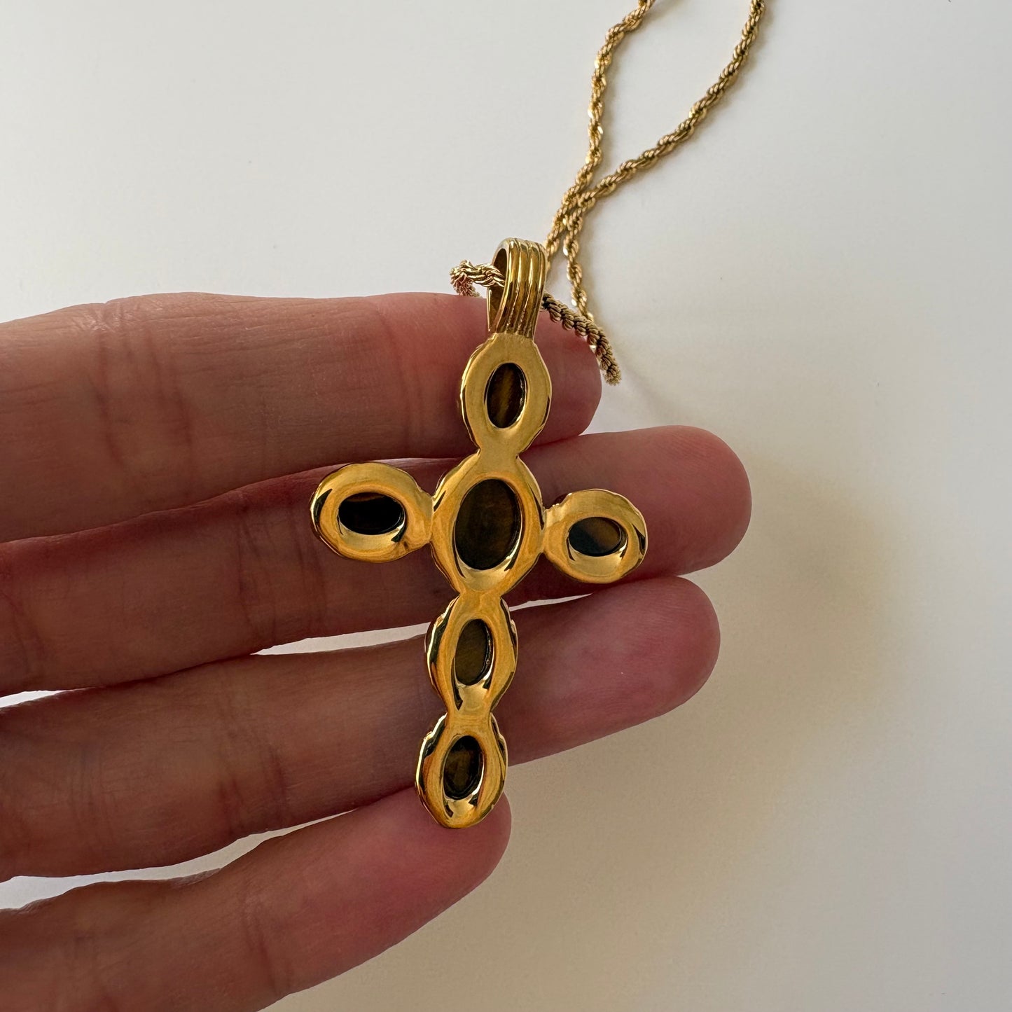 Collar cruz con ojo de tigre bañado en oro 18k