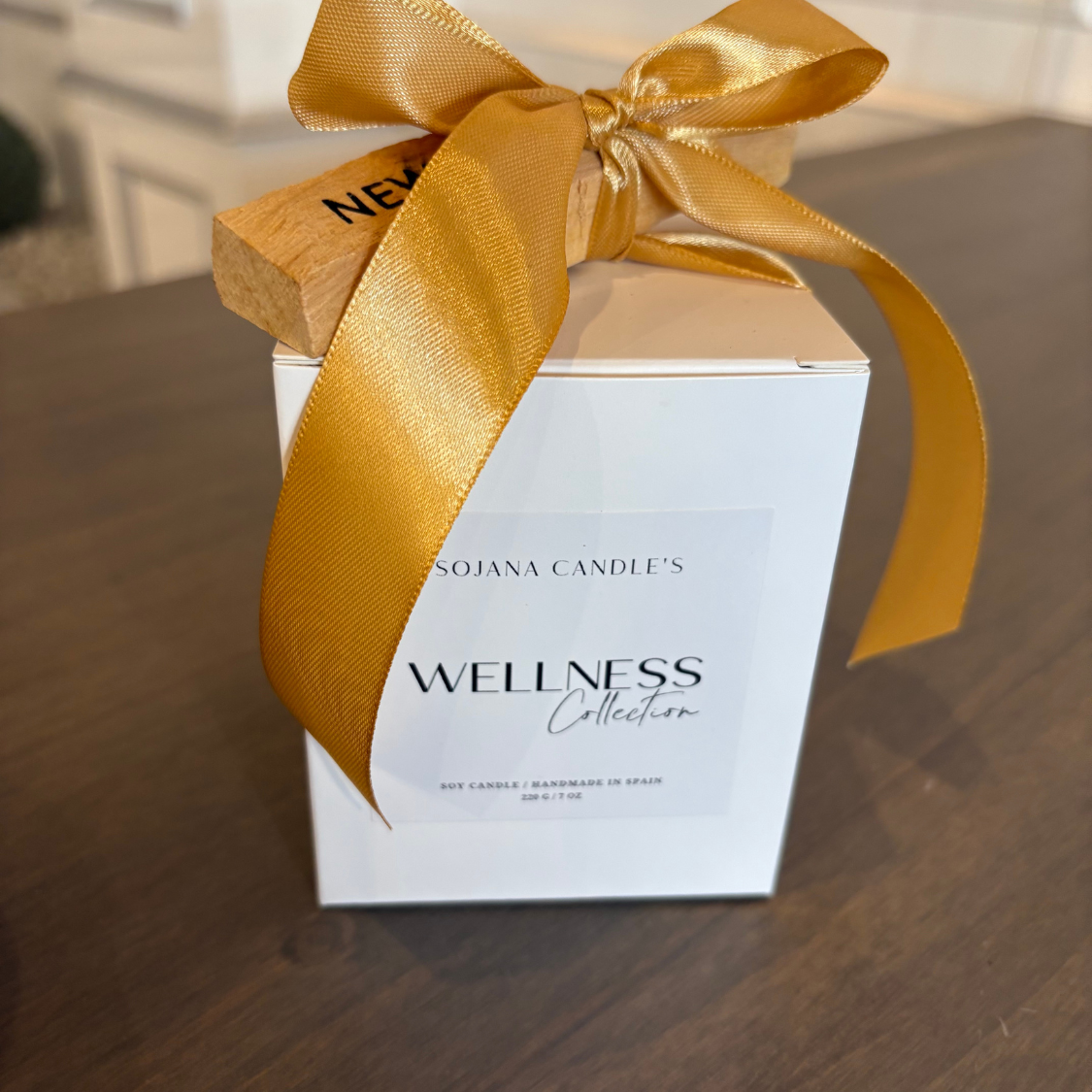 Vela Wellness Collection con palo santo grabado