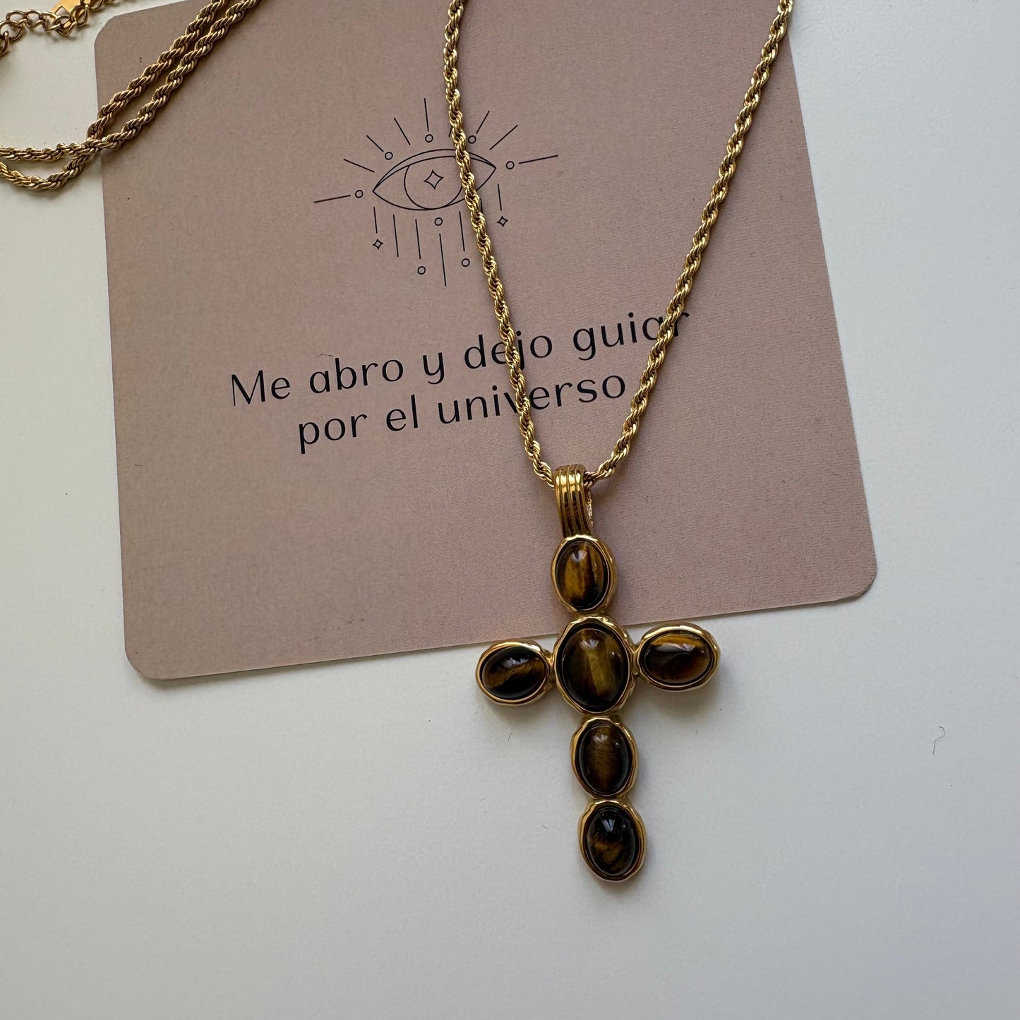 Collar cruz con ojo de tigre bañado en oro 18k