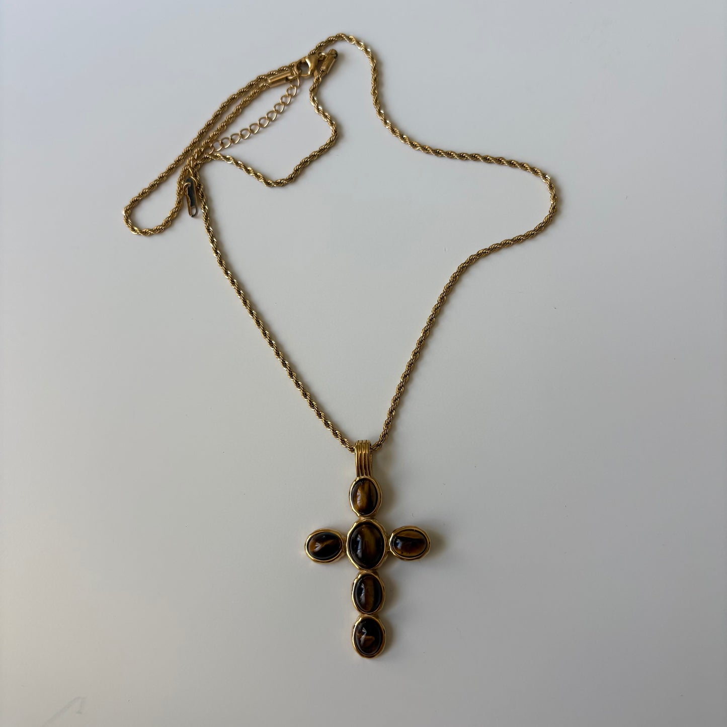 Collar cruz con ojo de tigre bañado en oro 18k