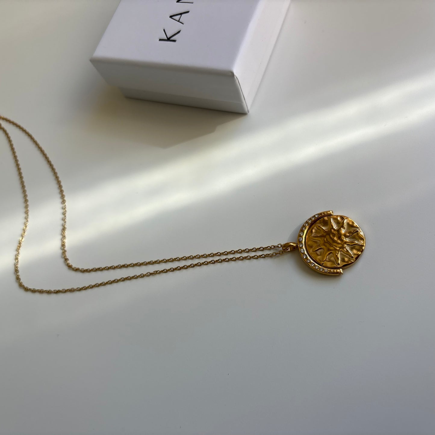 Collar Sol y Luna (dije giratorio) bañado en oro 18k