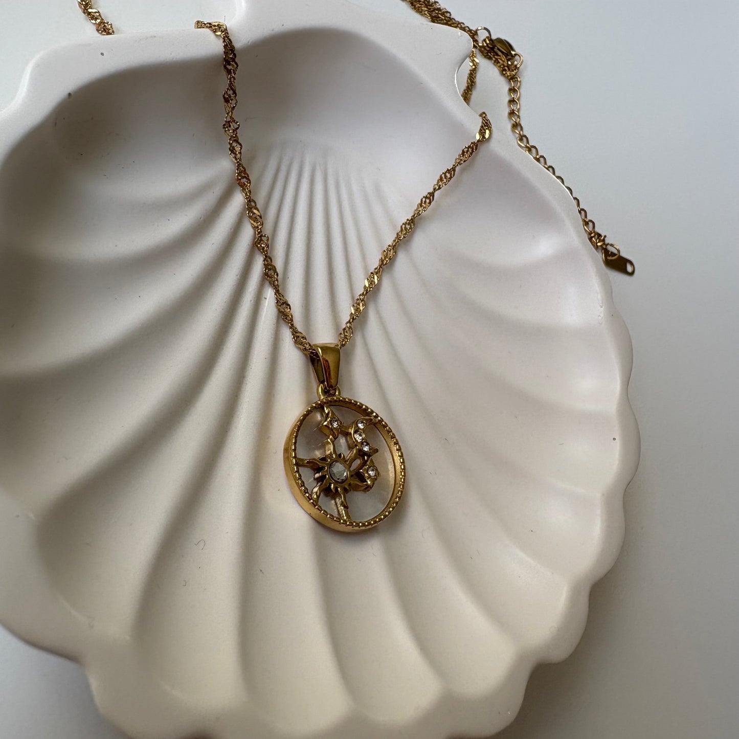 Collar cosmos KANUI banado en oro 18k