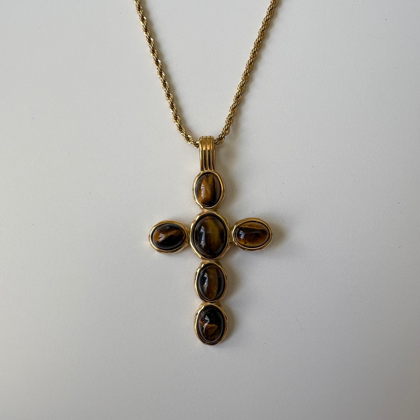Collar cruz con ojo de tigre bañado en oro 18k