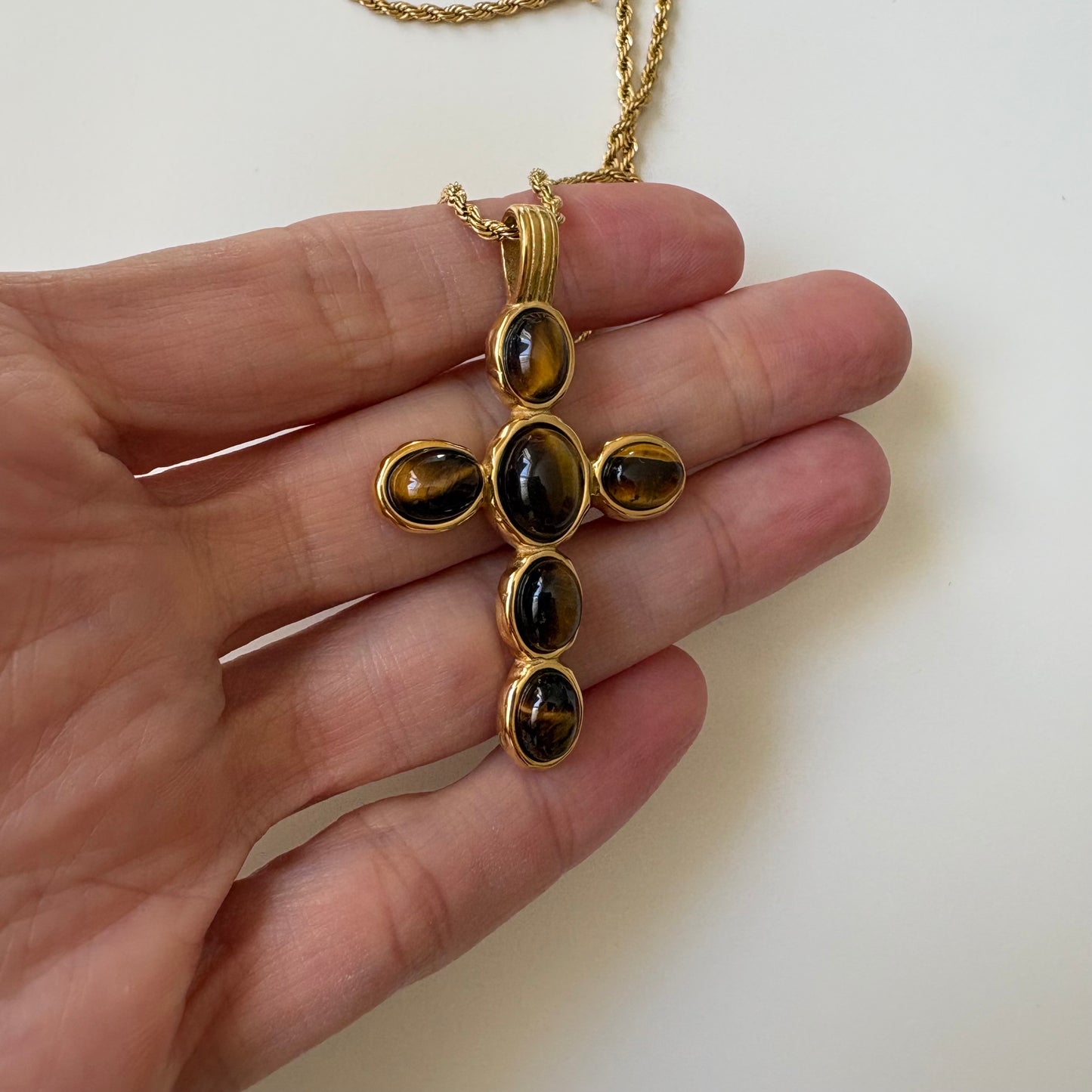 Collar cruz con ojo de tigre bañado en oro 18k