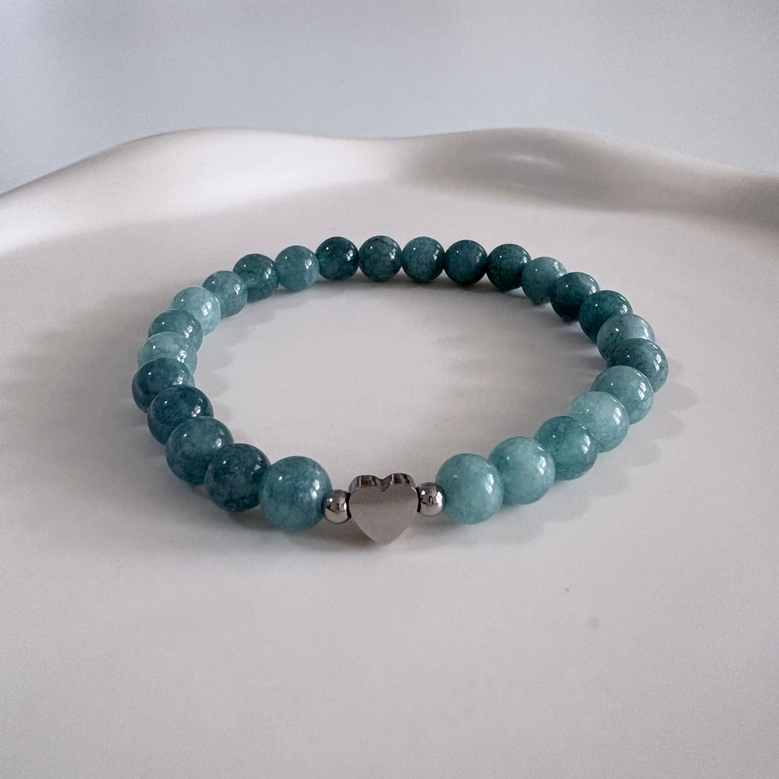 Pulsera de aguamarina con corazón plateado